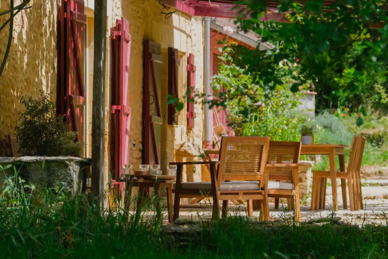 Gîte en pierre du Domaine de Timel Gîte en pierre du Périgord aux volets colorés, avec salon de jardin en teck sur la terrasse, au Domaine de Timel